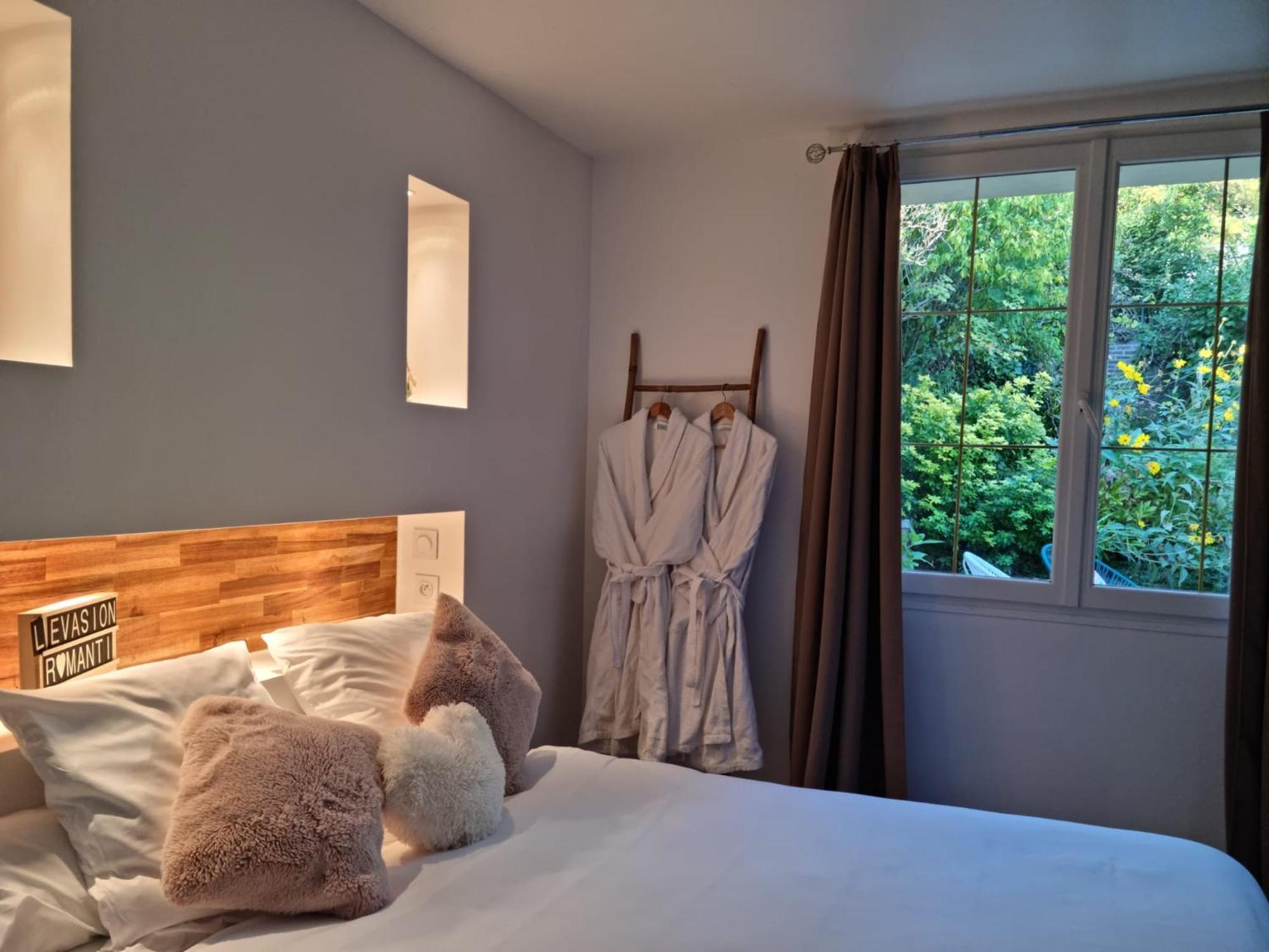 Suite De Charme Avec Jacuzzi Et Jardin Privatif Paris Au Calme Saint-Prix  Exterior photo