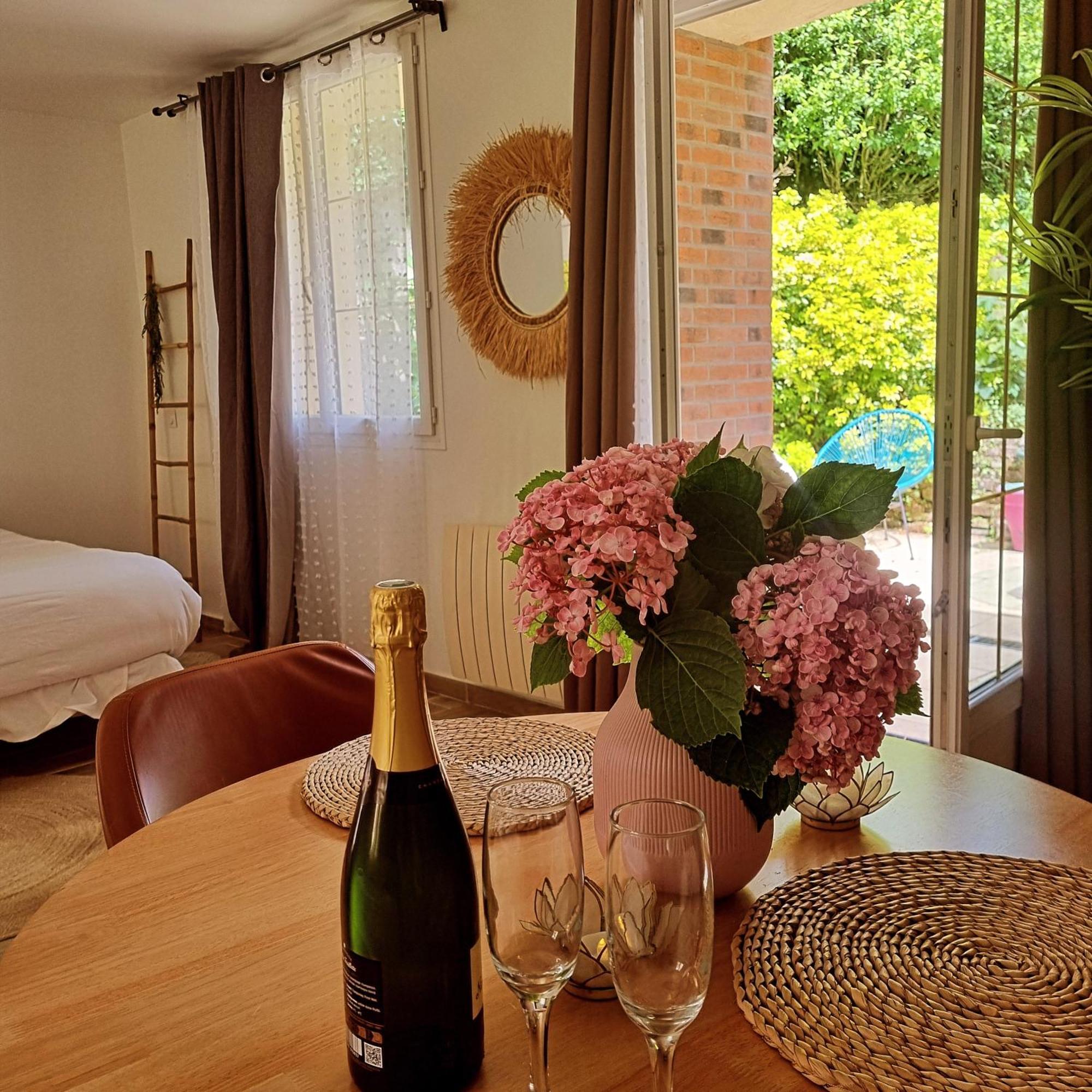 Suite De Charme Avec Jacuzzi Et Jardin Privatif Paris Au Calme Saint-Prix  Exterior photo