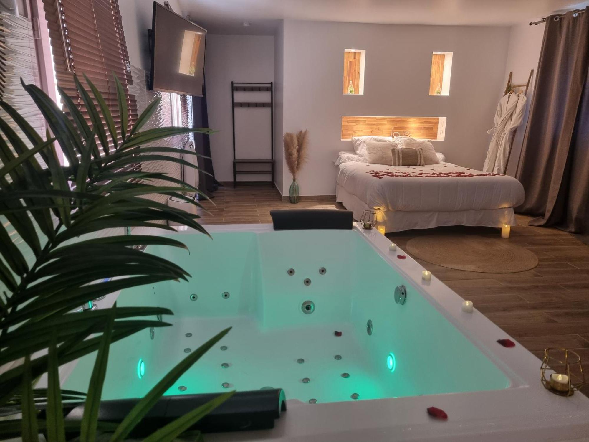 Suite De Charme Avec Jacuzzi Et Jardin Privatif Paris Au Calme Saint-Prix  Exterior photo