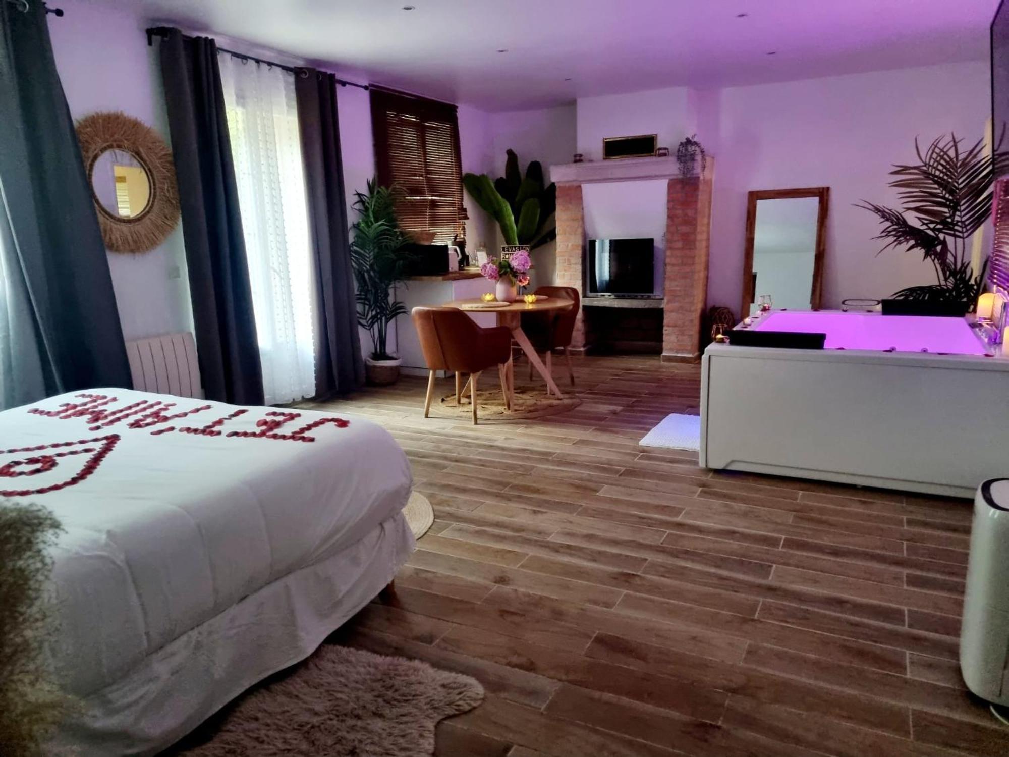 Suite De Charme Avec Jacuzzi Et Jardin Privatif Paris Au Calme Saint-Prix  Exterior photo
